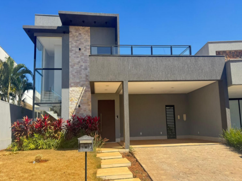 Casa desocupada com 2 suítes e piscina em condomínio