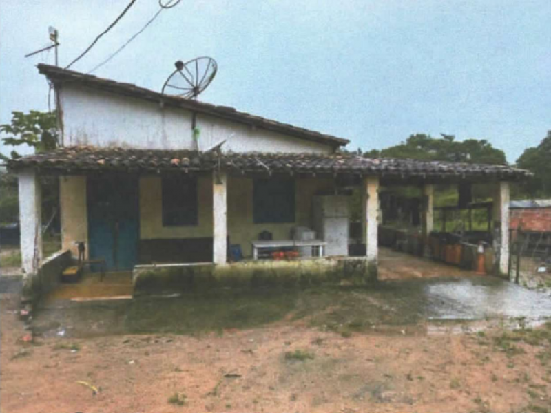Chácara rural de 4 hectares com casa e granja